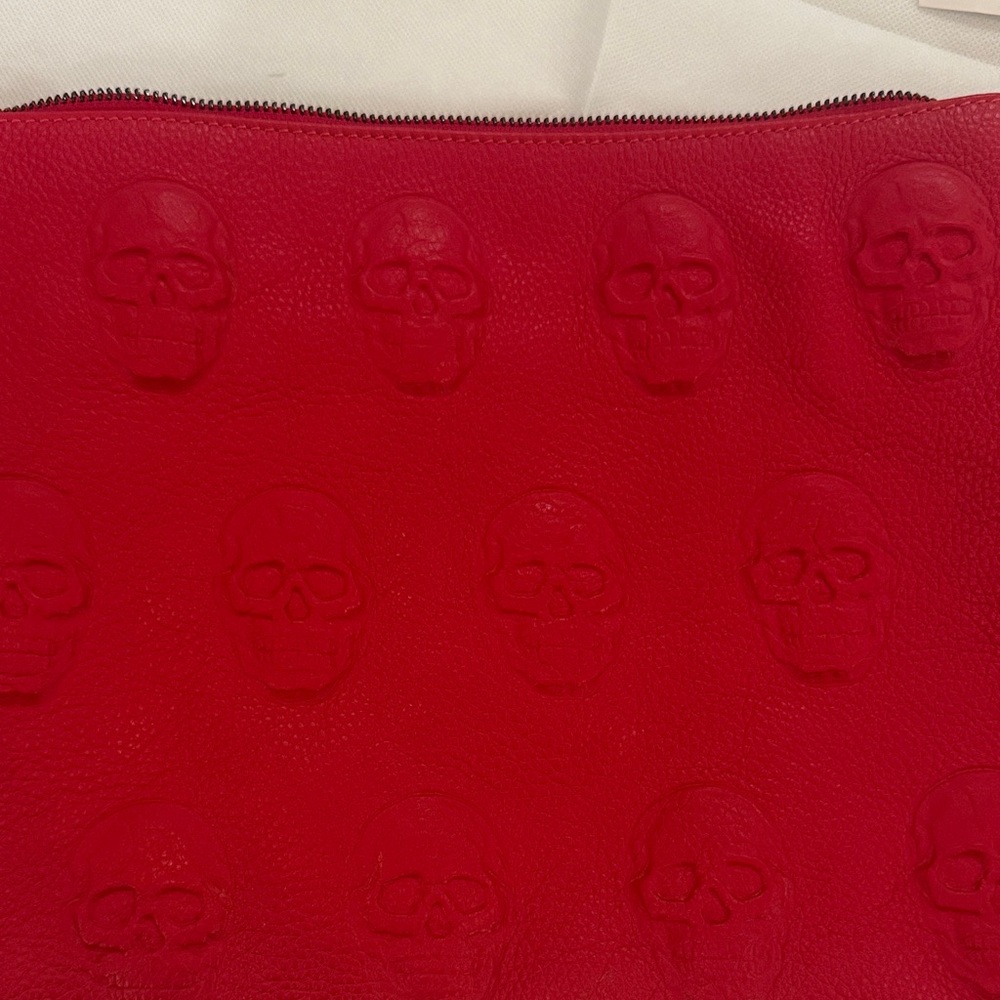 ÍO Pelle Red Embossed Skull Crossbody Bag - Picture 4 of 4